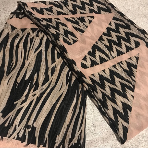 AUTHENTIC BNWOT LANVIN SCARF - Picture 11 of 12